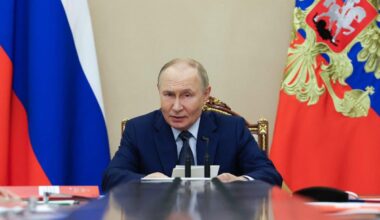 Russia Reacts as Trump Weighs Tomahawk Missiles for Ukraine