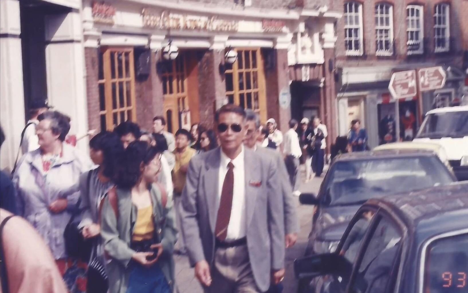 Can anyone locate where this photo of my grandpa was taken in 90s London?
