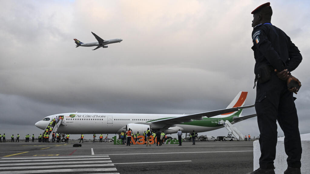 Vue du nouvel Airbus A 330 Neo de la compagnie aérienne nationale ivoirienne Air Côte d'Ivoire, utilisé pour le trajet Abidjan-Paris, ici à l'aéroport Félix Houphouët-Boigny d'Abidjan le 4 septembre 2025.