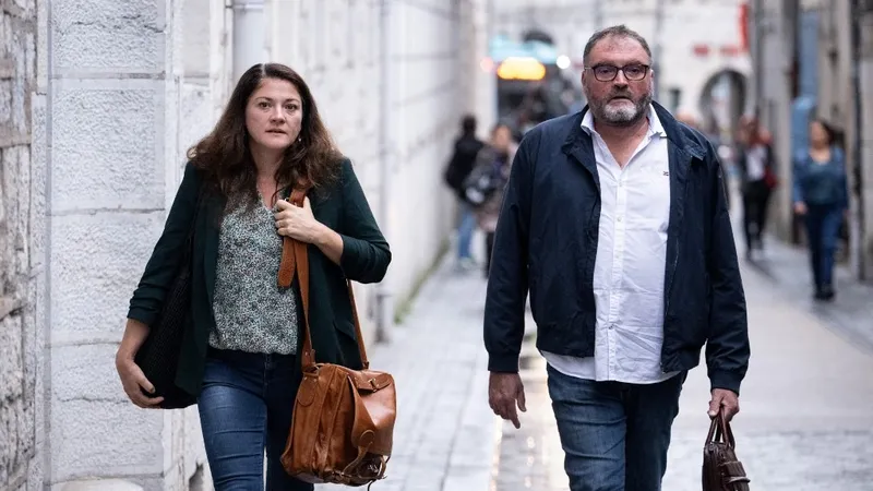 Julie Péchier, avocate aux côtés de son frère Frédéric Péchier, médecin anesthésiste soupçonné d'avoir empoisonné des patients.