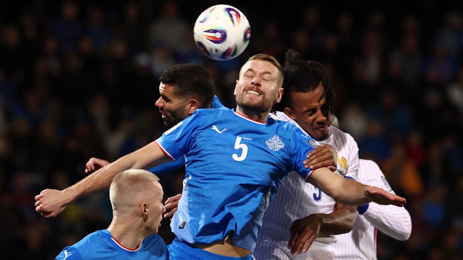 les Bleus surpris sur coup de pied arrêté et menés à la pause (1-0) ! Suivez le match de qualifications pour le Mondial 2026