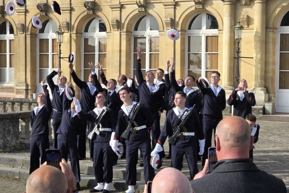Les étudiants ont lancé leur chapeau en l'air en fin de cérémonie.