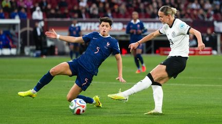 Elisa de Almeida face à Klara Buhl lors d'Allemagne-France en demi-finales de Ligue des nations, le 24 octobre 2025, à Düsseldorf. (MARIUS BECKER / AFP)