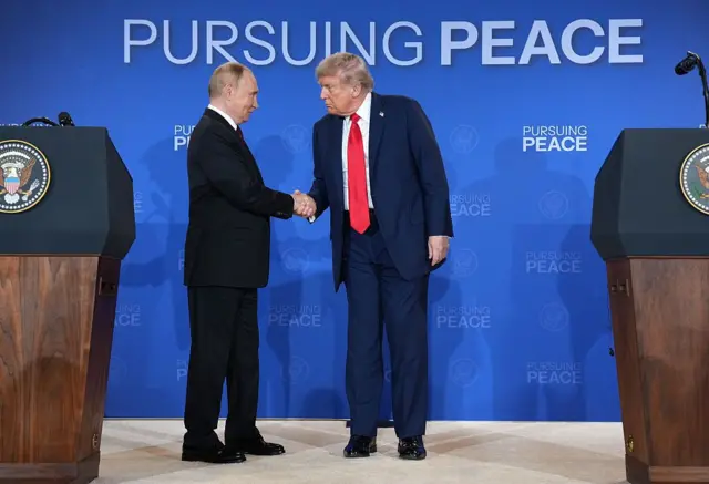 El presidente de Estados Unidos, Donald Trump (derecha), y el presidente ruso, Vladimir Putin, se dan la mano al final de una conferencia de prensa en la Base Conjunta Elmendorf-Richardson el 15 de agosto de 2025 en Anchorage, Alaska.