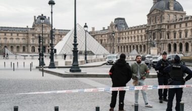 le musée sera finalement fermé toute la journée, la traque des suspects se poursuit