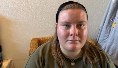 Regeringens reform skærer 3.588 kroner af Theas kontanthjælp: 'Vi får at vide, vi er dovne'