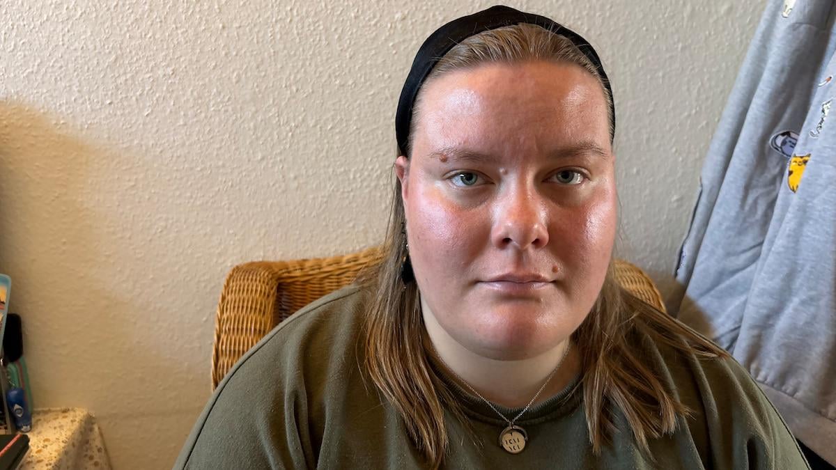 Regeringens reform skærer 3.588 kroner af Theas kontanthjælp: 'Vi får at vide, vi er dovne'