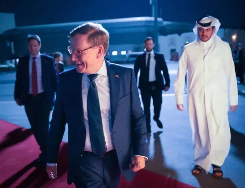 German Foreign Minister Johann Wadephul (L) walks across the tarmac to the plane for his departure to Kuwait. Soeren Stache/dpa