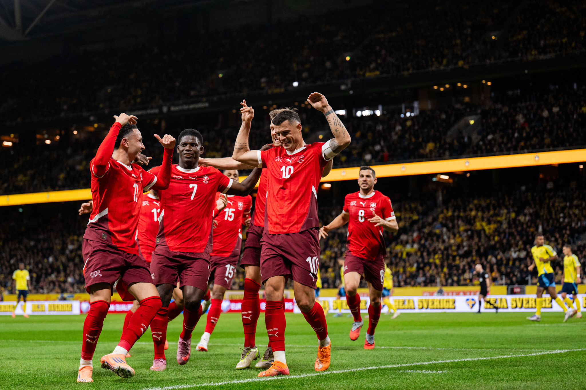 Ruben Vargas, Breel Embolo et Granit Xhaka de l’équipe suisse célèbrent un but lors du match de qualification pour la Coupe du monde contre la Suède, le 10 octobre 2025 à Stockholm.