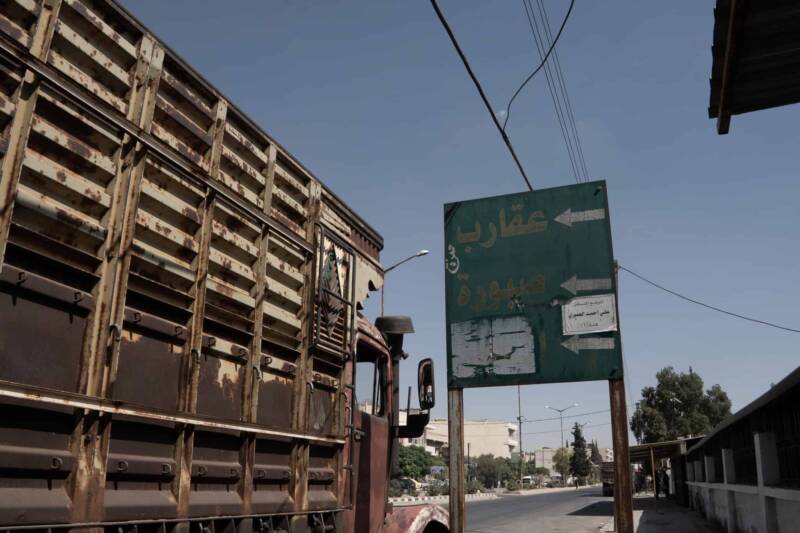A road sign points to Aqareb, a village northeast of Salamiya where dozens were killed during an IS massacre in 2017, 15/9/2025 (Anagha Subhash Nair/Syria Direct)