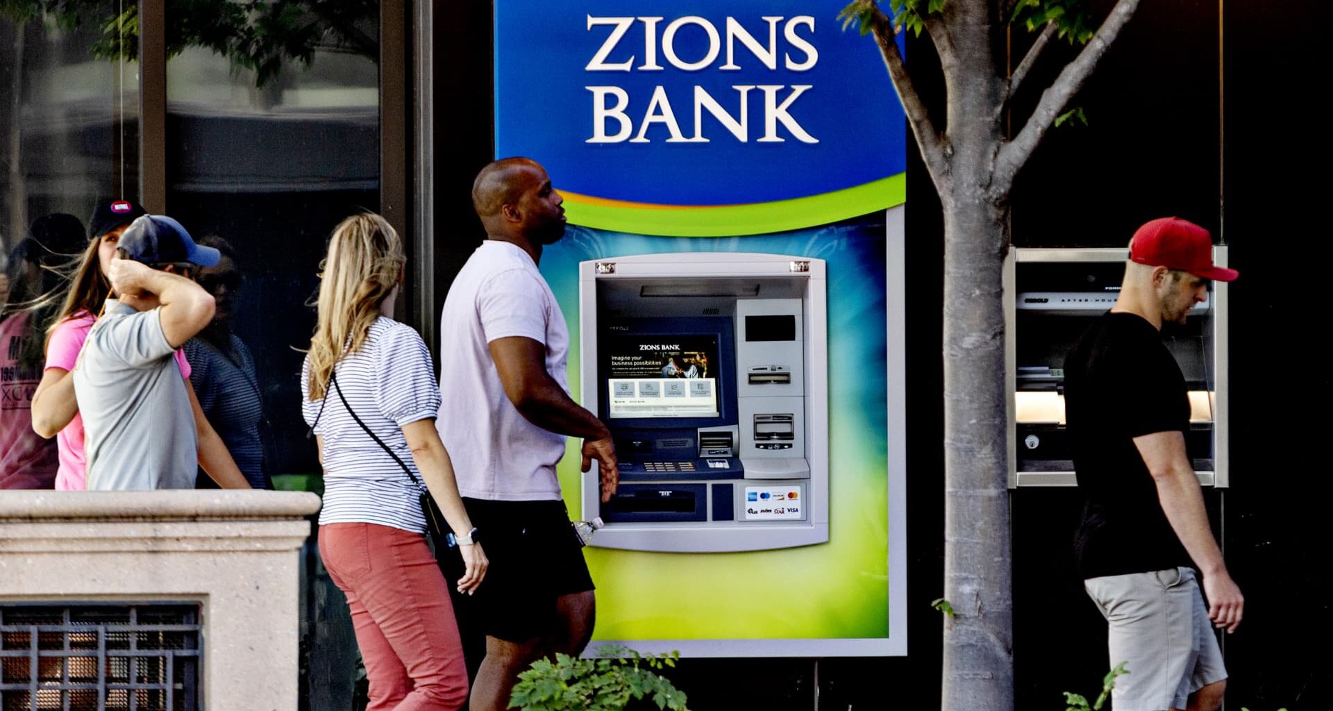 Regional banks and Jefferies shares tank as concerns grow on Wall Street about sour loans