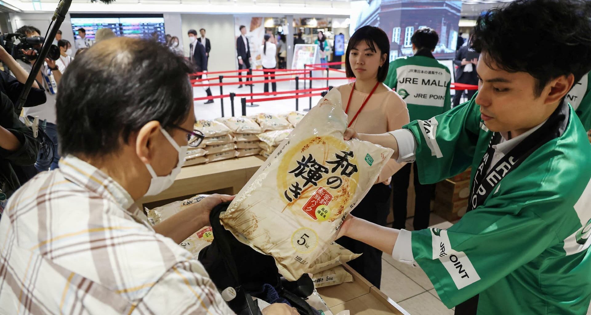 Japan September inflation edges higher for first time since May