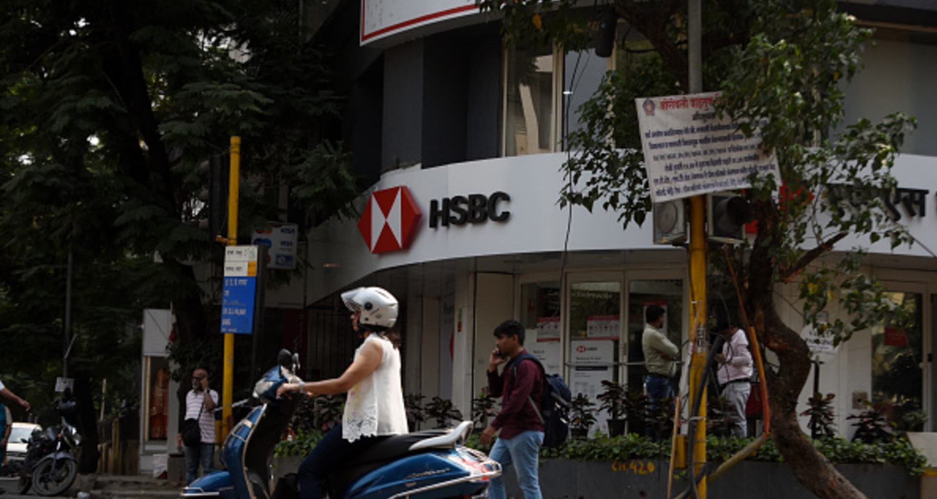 Stoxx 600, HSBC shares fall 6%
