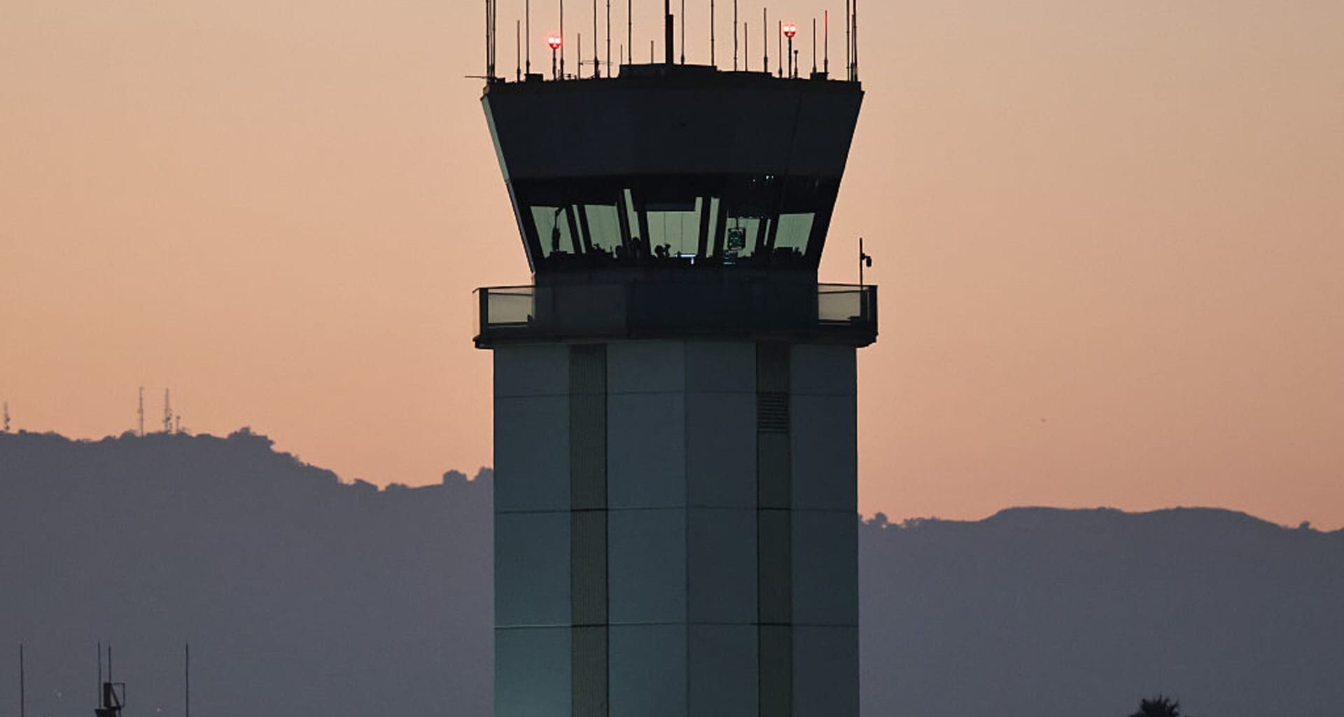 Airlines tell passengers to prepare for delays