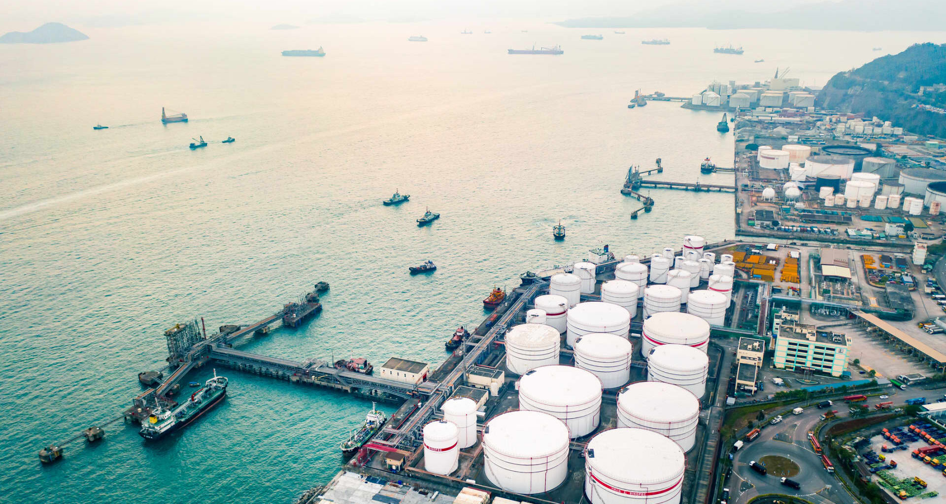 U.S. crude oil falls 4% after Trump-China trade flare-up threatens to slow global growth