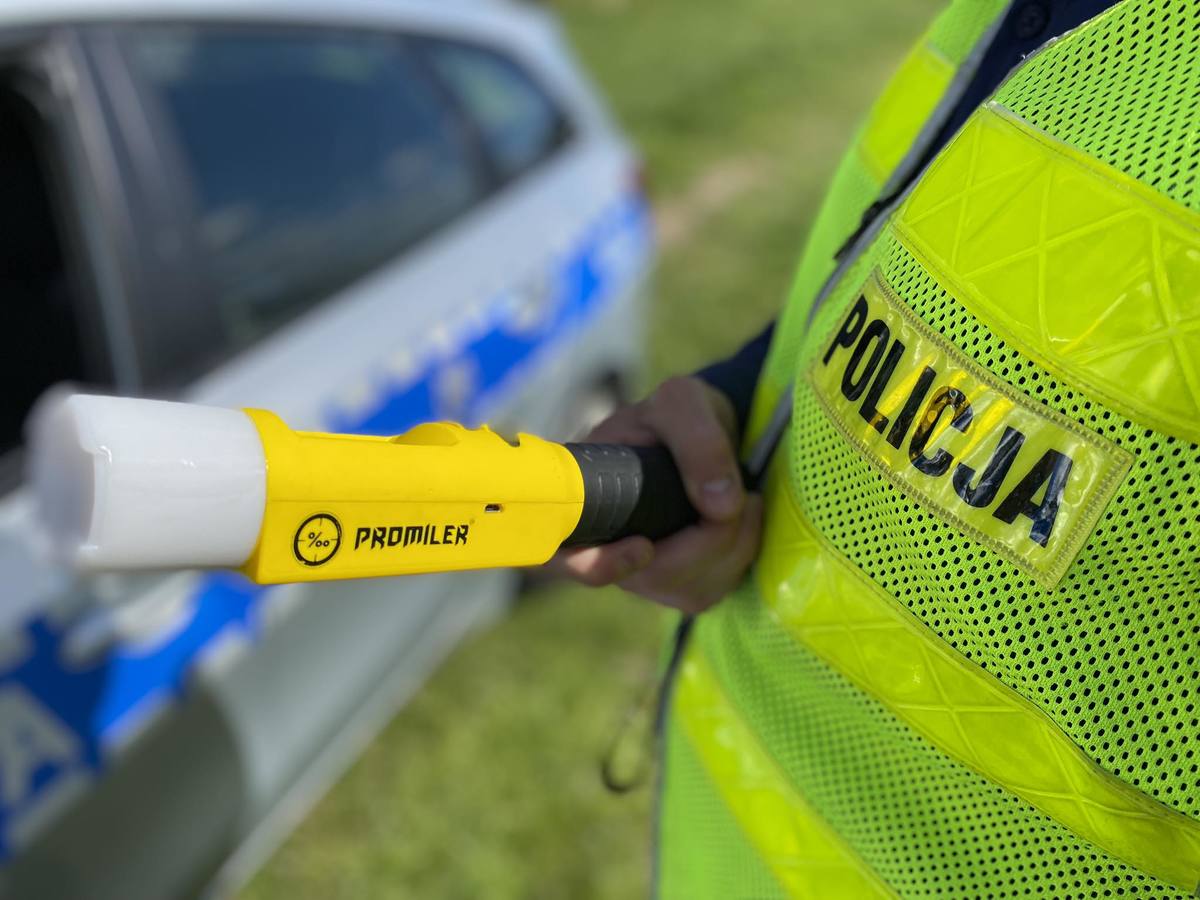 NIETRZEŹWY SPOWODOWAŁ KOLIZJĘ Z RADIOWOZEM - Aktualności