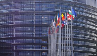 Al momento stai visualizzando Bruxelles: fulmini sull’Italia, ma silenzi sulla Spagna. Perché solo Roma riceve lettere e minacce?