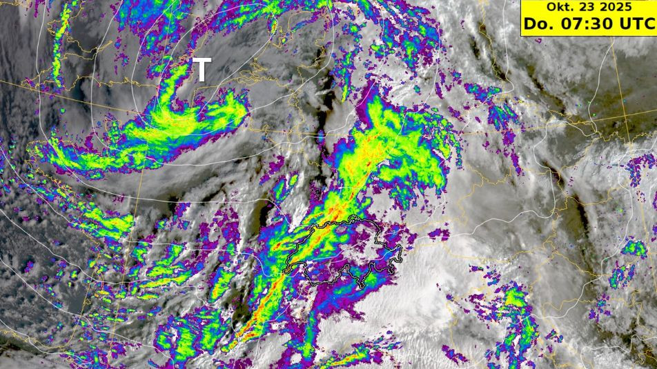 Satellitenbild mit bunten Wolkenmustern und Wetterfronten, zeigt Wetterlage am 23. Oktober 2025 um 07:30 UTC, oben rechts ein gelbes Feld mit Datumsangabe.