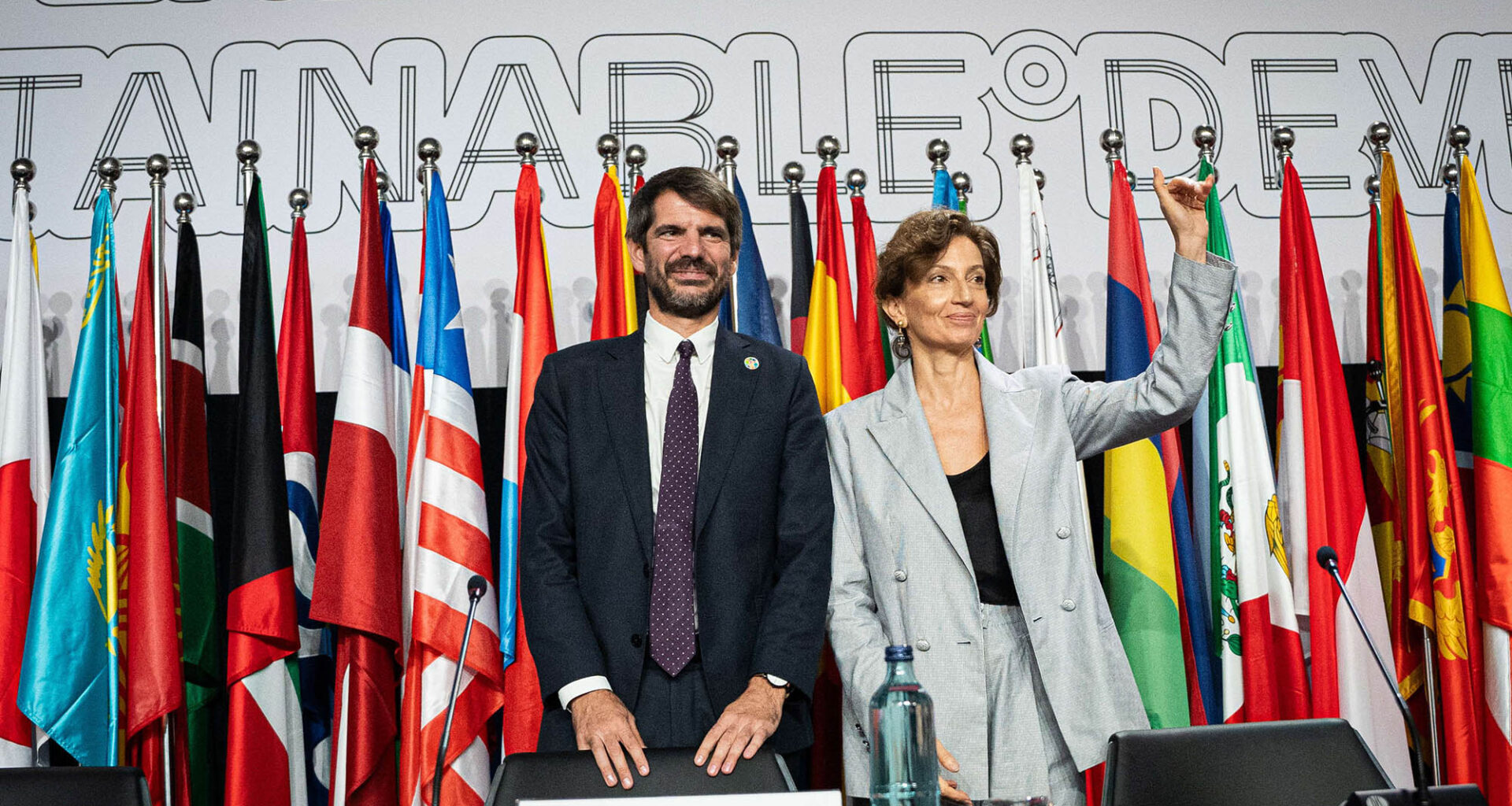 El ministro de Cultura, Ernest Urtasun, y la directora general de la UNESCO, Audrey Azoulay, en la clausura de Mondiacult 2025