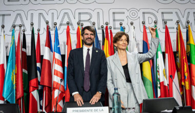 El ministro de Cultura, Ernest Urtasun, y la directora general de la UNESCO, Audrey Azoulay, en la clausura de Mondiacult 2025