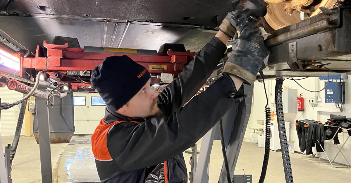 Electric cars fare worse in Finnish car inspections – up to half of Teslas flunk | Yle News