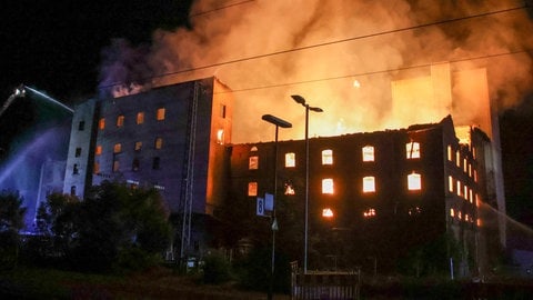 Am frühen Sonntagmorgen ist in Gengenbach (Ortenaukreis) ein Großbrand ausgebrochen. Die ehemalige Rubin-Mühle stand in Flammen. Bereits vergangene Woche hatte es im gleichen Gebäudekomplex gebrannt