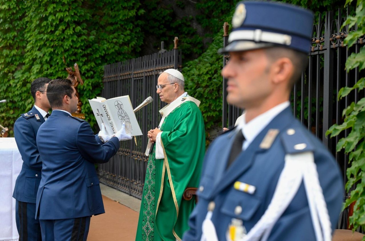 Pope tells Vatican Gendarmes to live their mission as witnesses of peace