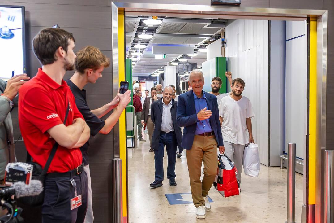 L'ancien maire de Genève, Rémy Pagani, et d'autres membres suisses de la flottille pour Gaza à leur arrivée à Genève, le 8 octobre 2025. — © SALVATORE DI NOLFI / keystone-sda.ch