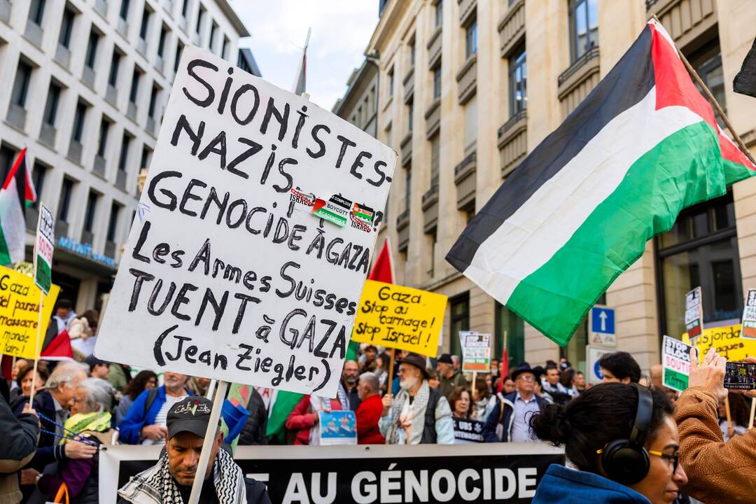 Dans la manifestation, Genève, 7 octobre 2025. — © SALVATORE DI NOLFI / keystone-sda.ch