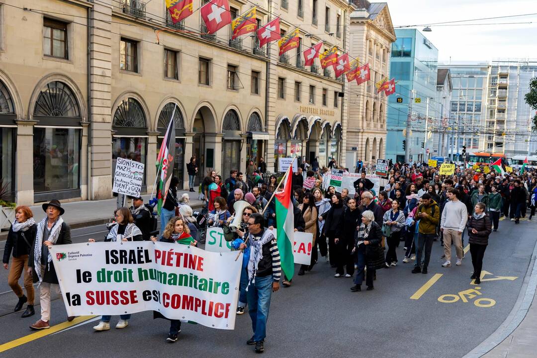 Au début de la manifestation, Genève, 7 octobre 2025. — © SALVATORE DI NOLFI / keystone-sda.ch