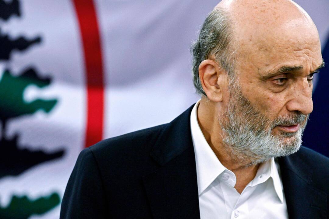 Samir Geagea, chef des Forces libanaises et principal bloc chrétien du Parlement, écoute une question lors d'une interview avec l'AFP à sa résidence de Maarab, au nord de Beyrouth, le 7 octobre 2025. — © JOSEPH EID / AFP