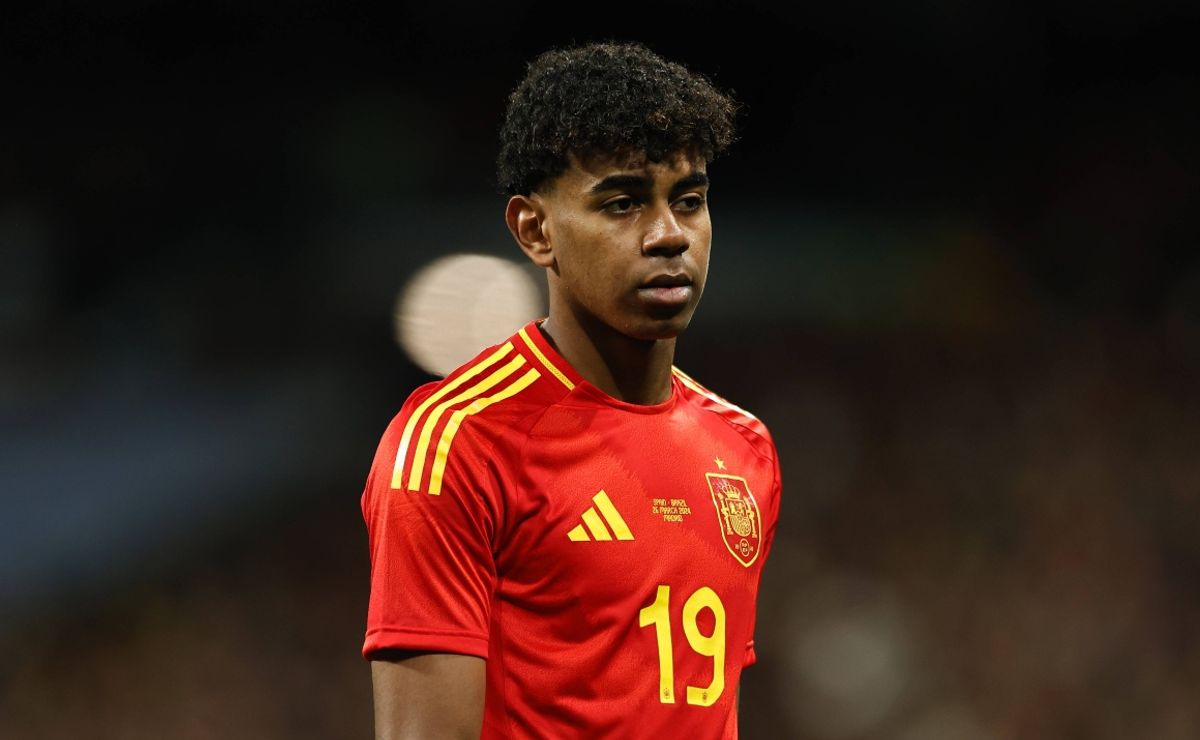 Why is Lamine Yamal not playing for Spain against Georgia in 2026 World Cup Qualifiers?