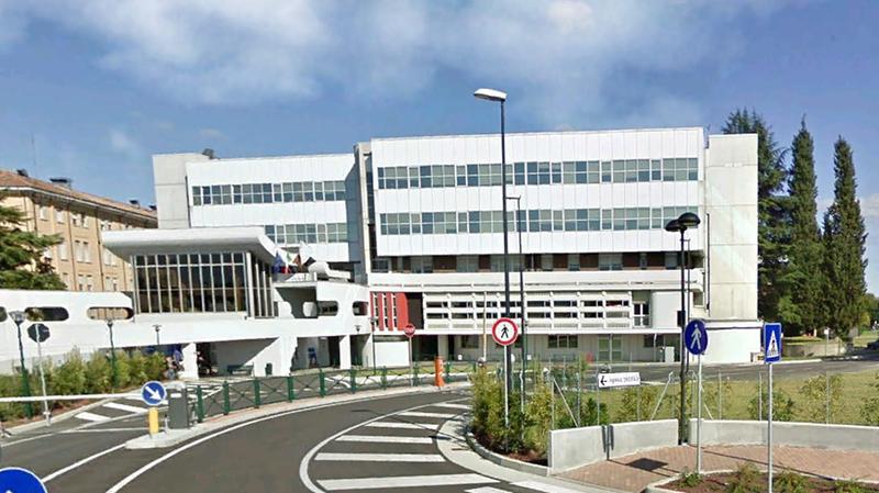 Partorita in casa, neonata è in fin di vita dopo un malore