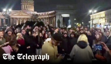 Crowds in St Petersburg sing about overthrowing Vladimir Putin