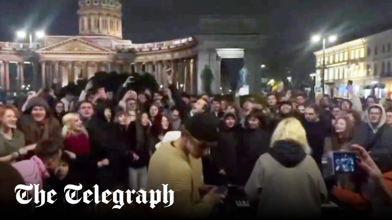 Crowds in St Petersburg sing about overthrowing Vladimir Putin