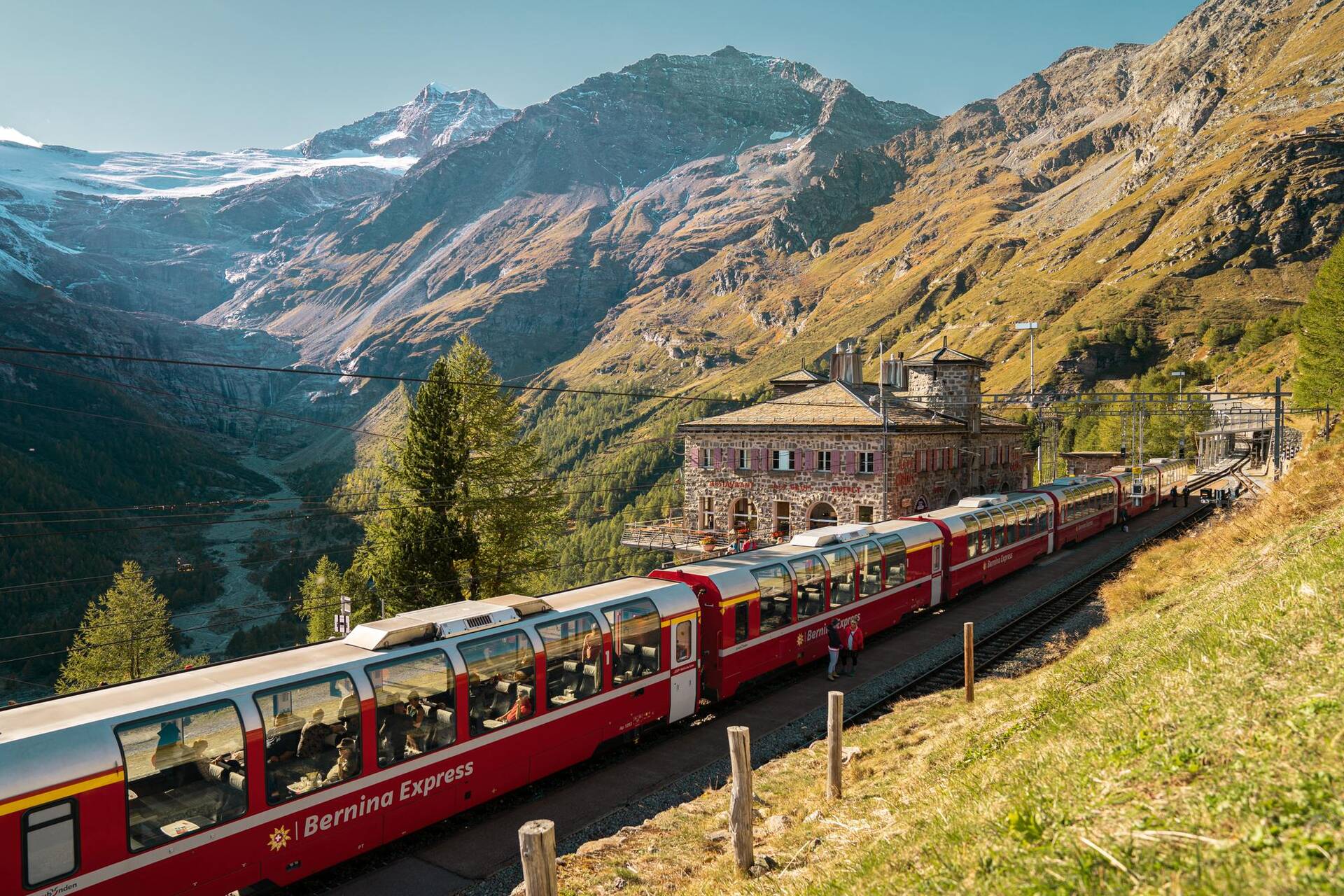 Le Bernina Express relie l’Engadine à Tirano par la ligne Unesco des Chemins de fer rhétiques. — © Andre Meier/Suisse Tourisme