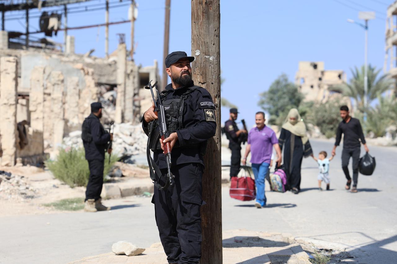 Civilians flee the area seeking safety as they experienced widespread panic due to intensified gunfire following the clashes broke out between Syrian security forces and the PKK/YPG, which operating under the name SDF, at Ashrafiyeh and Sheikh Maqsoud neighborhoods in Aleppo, Syria on Oct. 7, 2025. (AA Photo)