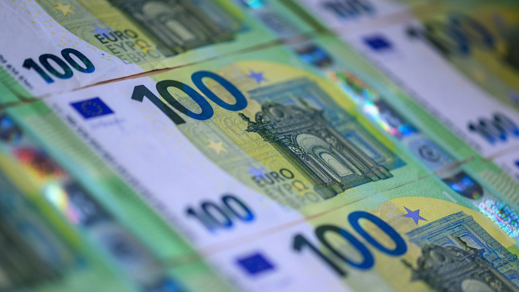Vlada bi letos občinam milijone za božičnico povrnila iz proračuna