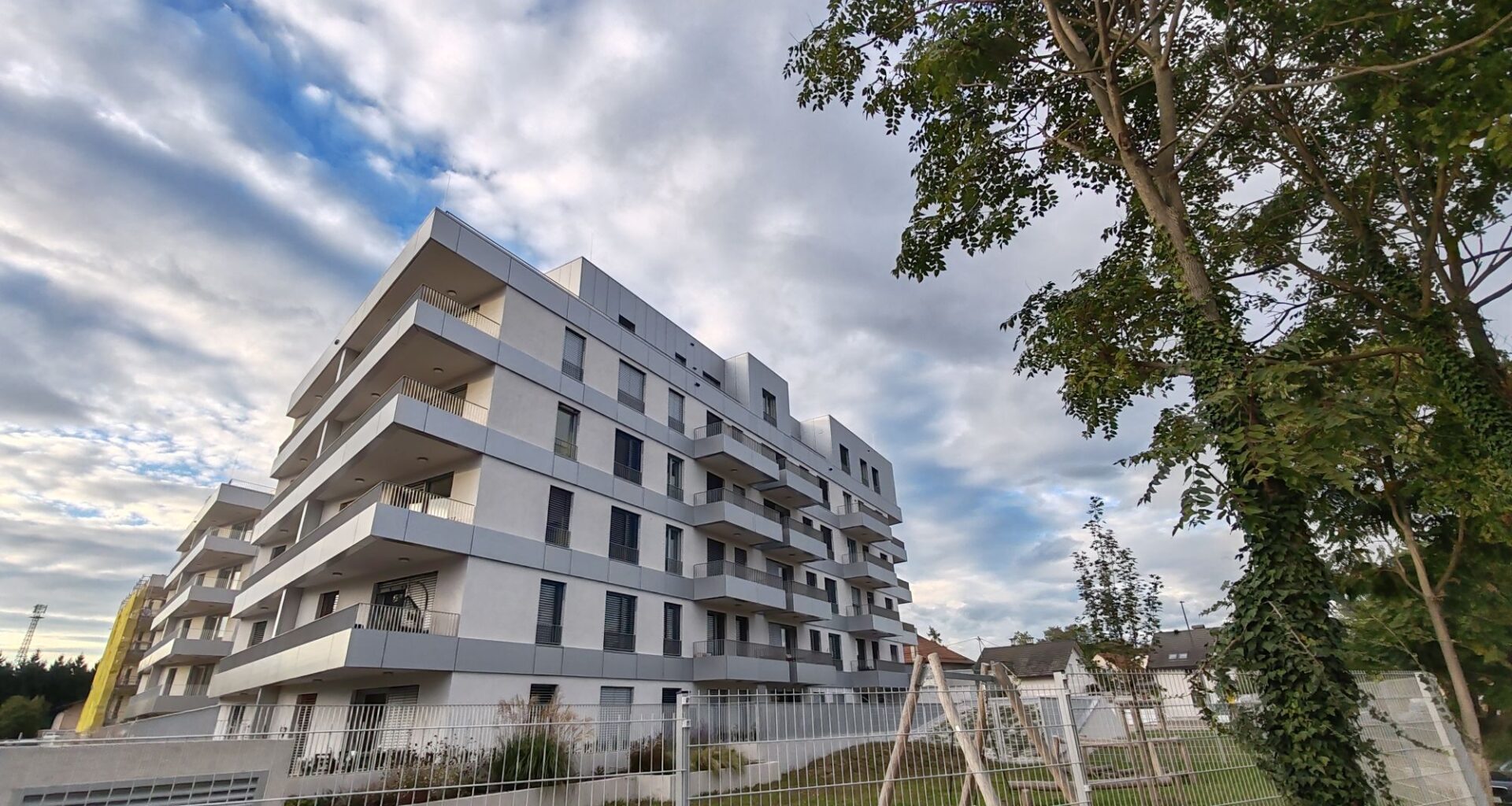 Vrednost gradbenih del avgusta nižja kot mesec prej, medletno pa višja