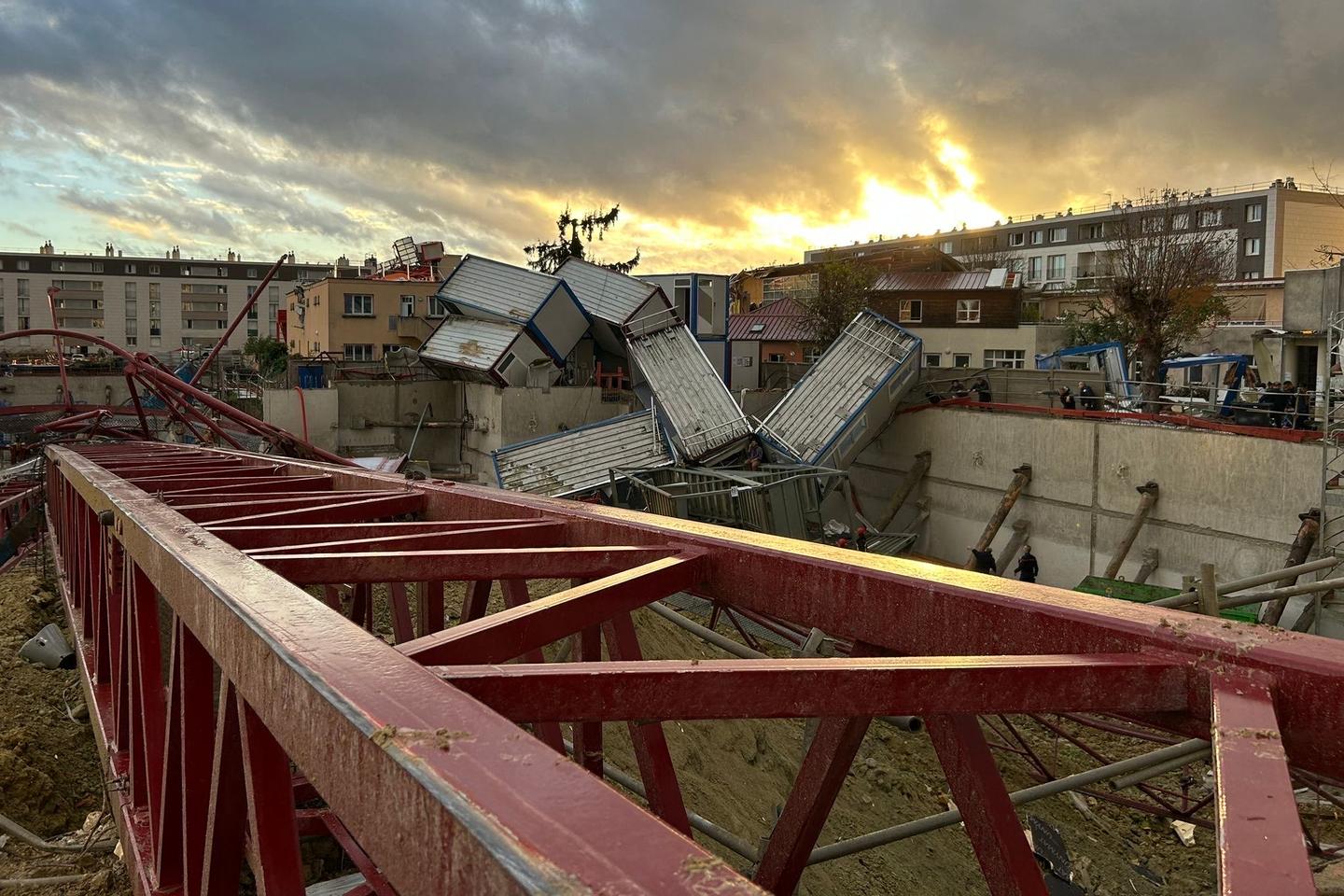 un mort et quatre blessés graves dans le Val-d’Oise, où « des grues sont tombées », selon la préfecture