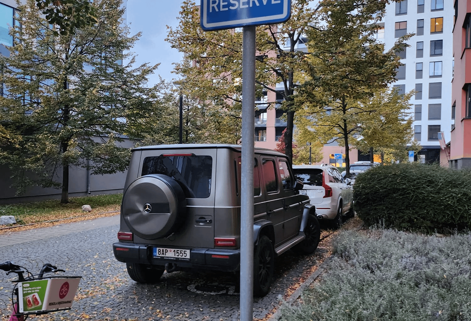 Motoristé sobě a jejich parkování