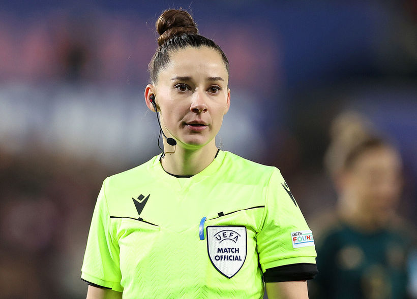 Brigadă de arbitre din România la meciul de fotbal feminin, Spania- Suedia - Știri Constanța - Radio Constanța