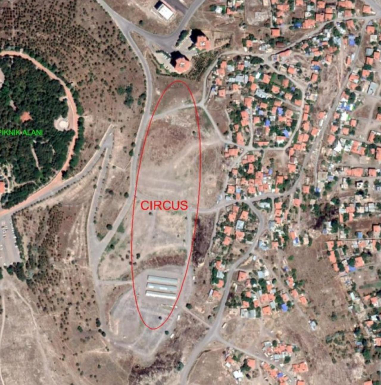 An aerial photograph marking the oval layout of the newly identified Roman circus site on the city’s outskirts of Kayseri, Türkiye.
(Photo via Kayseri Metropolitan Municipality)
