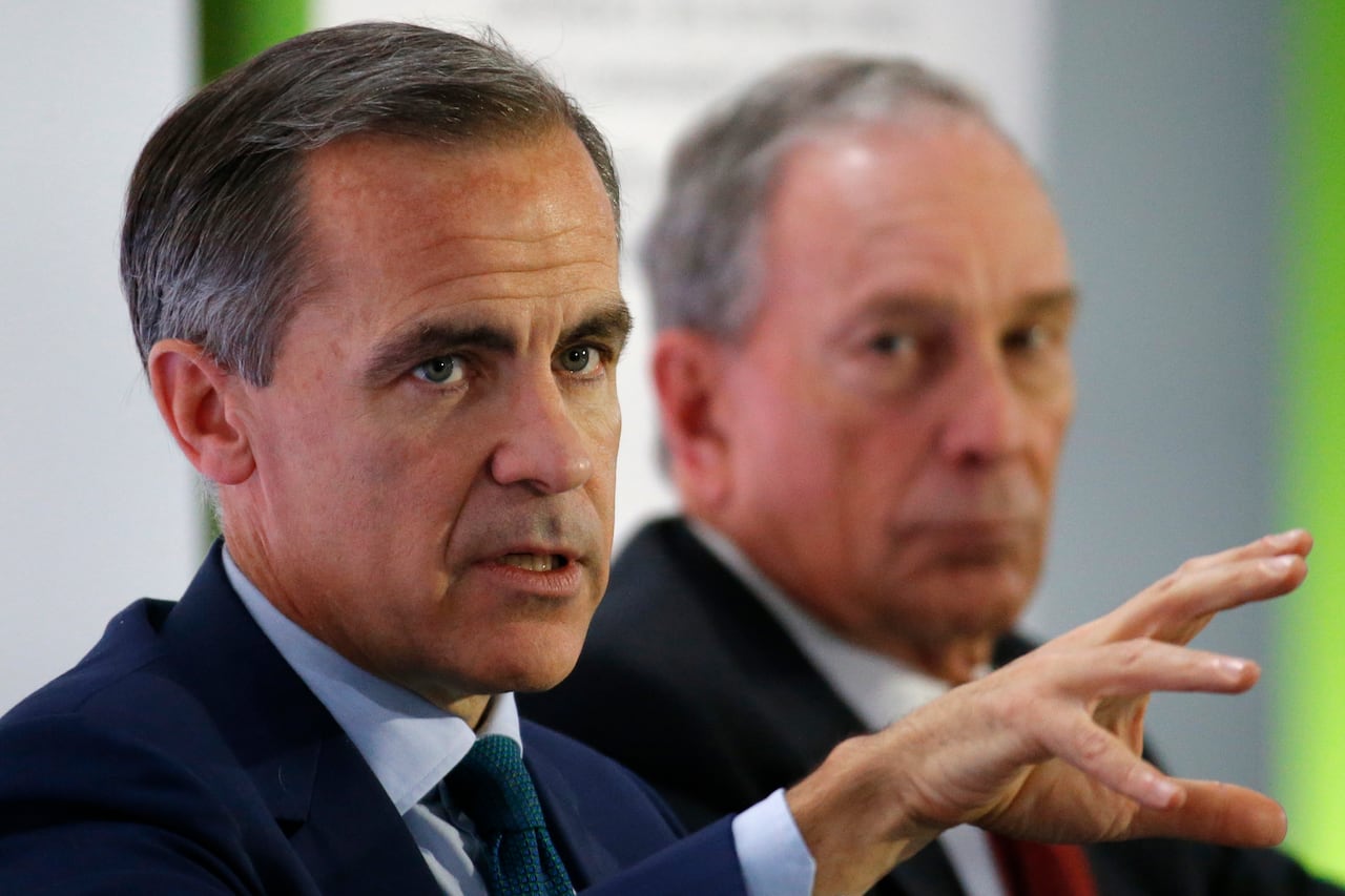 Then Bank of England governor Mark Carney (L) and former New York City Mayor Michael Bloomberg attend a meeting during COP21, December 4, 2015. 