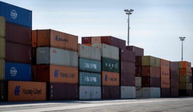 Donald Trump annonce une hausse de 10 % des droits de douane sur le Canada après la diffusion d’une publicité