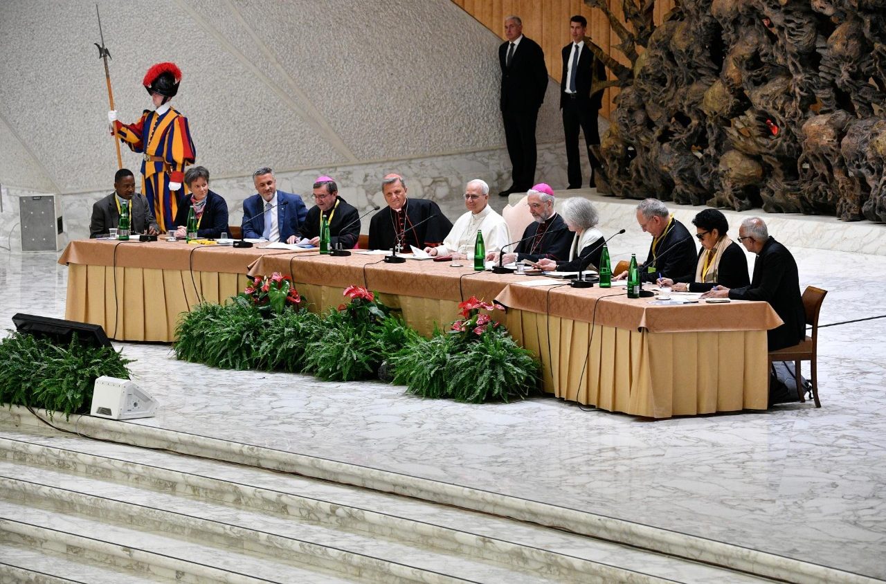 Pope Leo dialogues with Synod teams and participants