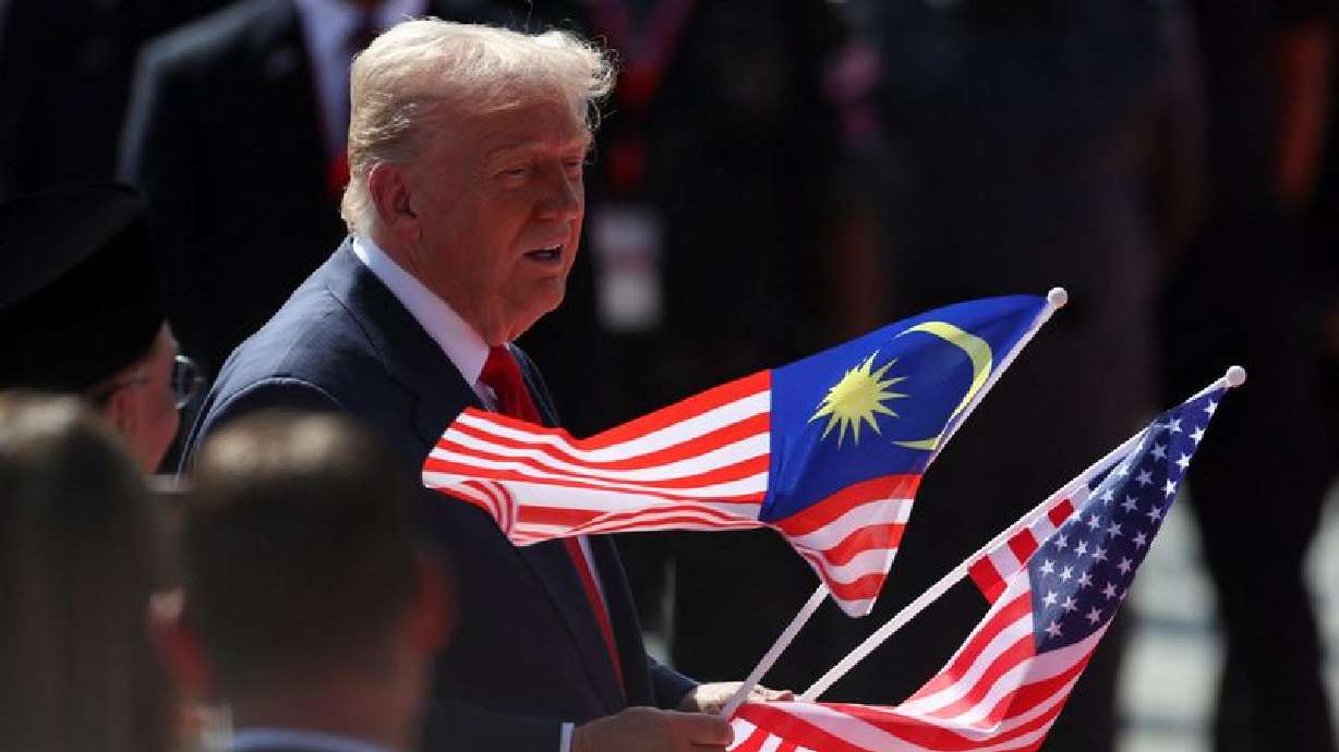 Trump oversees truce signing and trade deal flurry on first Asian stop