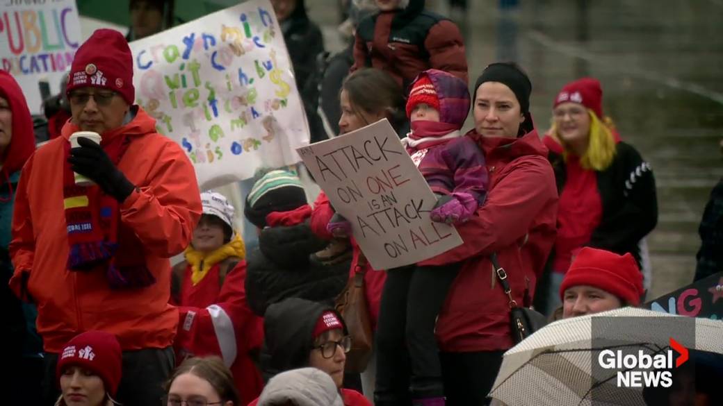Click to play video: 'Parents, teachers protest as Alberta government poised to order educators back to work'