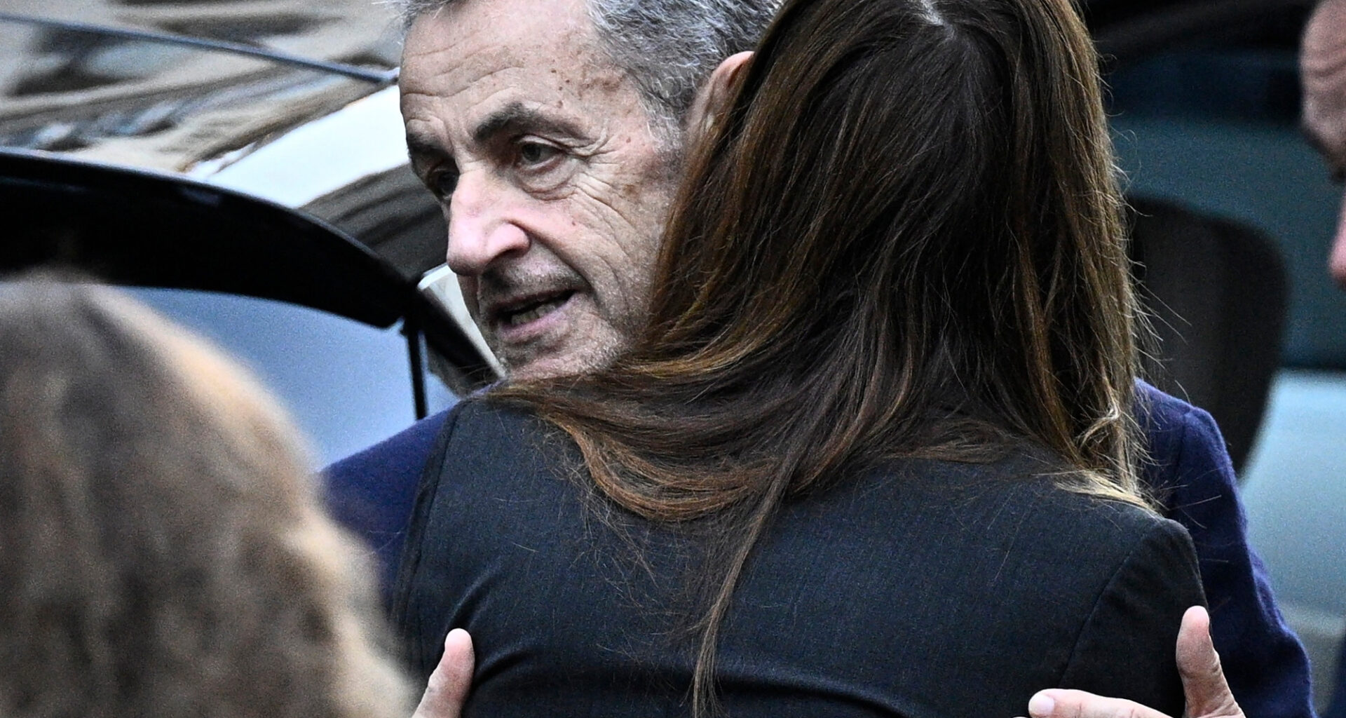 EN DIRECT - Nicolas Sarkozy incarcéré : Emmanuel Macron estime que l'exécution provisoire est un "débat légitime" à "mener dans le calme"