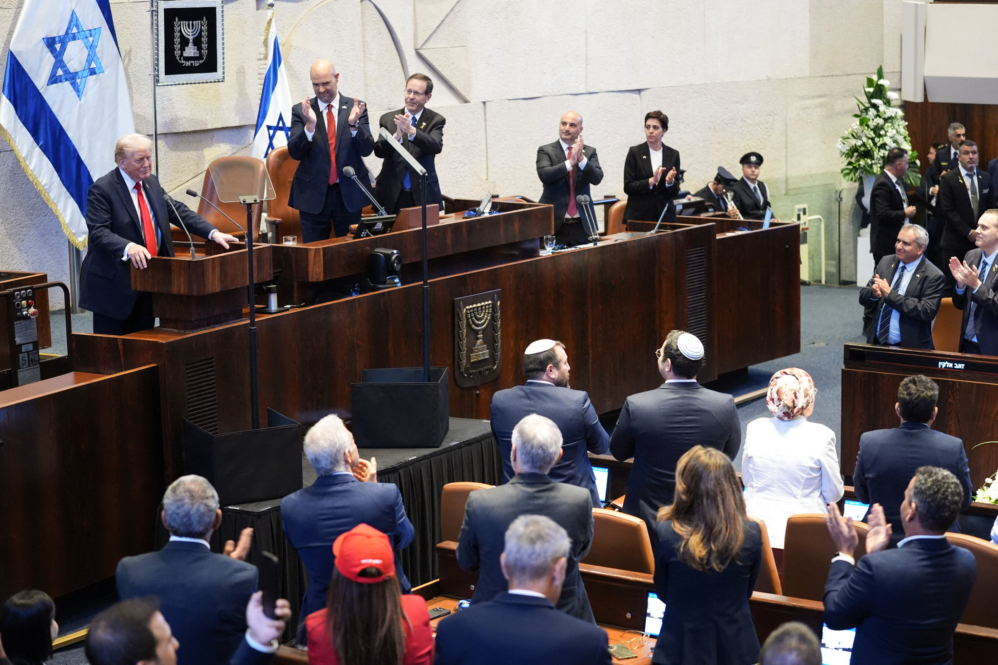 Le président américain Donald Trump s’adresse au parlement israélien, la Knesset, à Jérusalem, devant un public debout et applaudissant, le 13 octobre 2025.